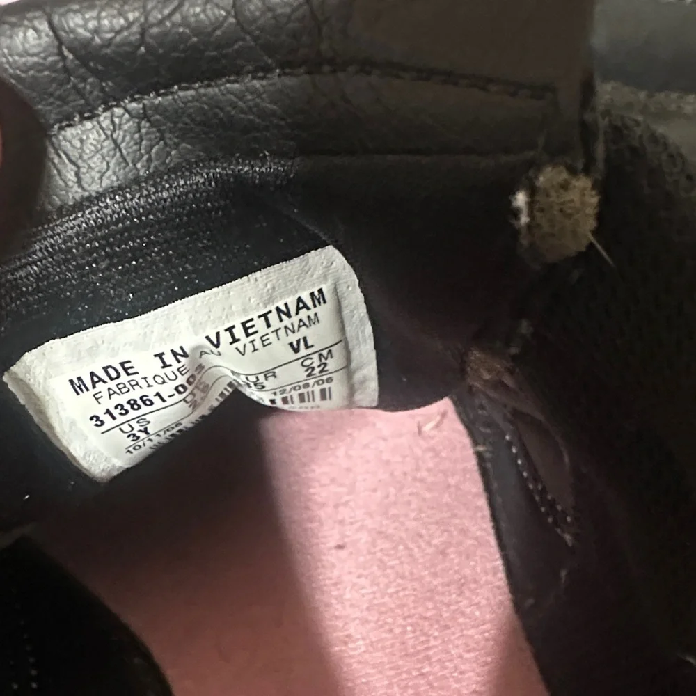 Nike Noventa Kids Black Sneakers with Pink Accents 3Y